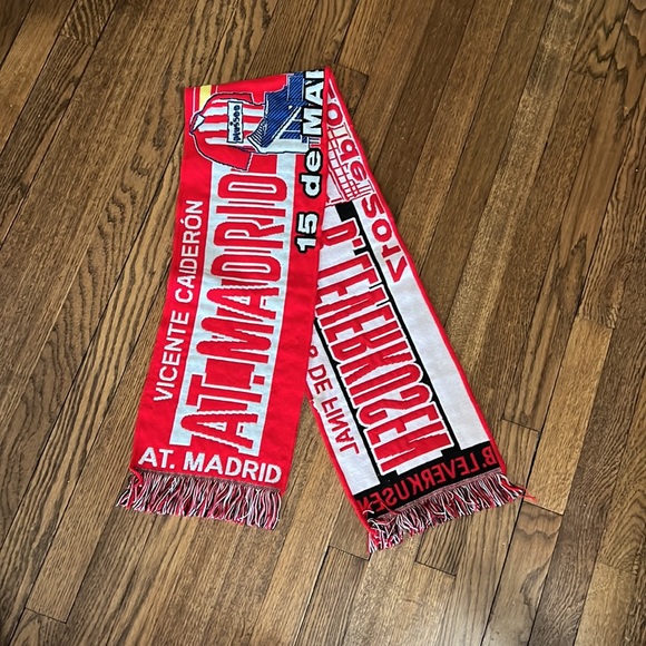 Great souvenir scarf from AT Madrid Soccer - Picture 2 of 2